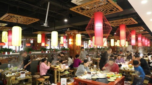 “啃骨头”酱骨火锅火爆郑州，开业首日人气爆棚