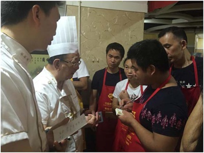 重庆餐饮界大咖董大师亲临随手香餐饮创业培训基地进行技术交流，轰动全场！